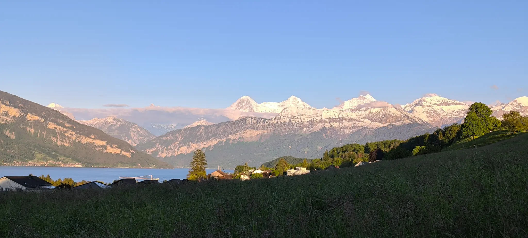 Blick über den Thunersee zur Abendzeit